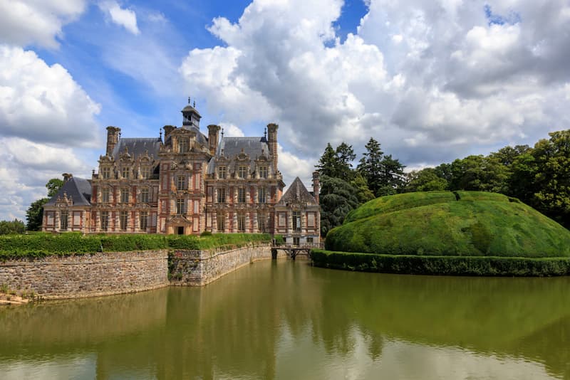 Le château de Beaumesnil et sa butte © Jef Wodniack / Shutterstock