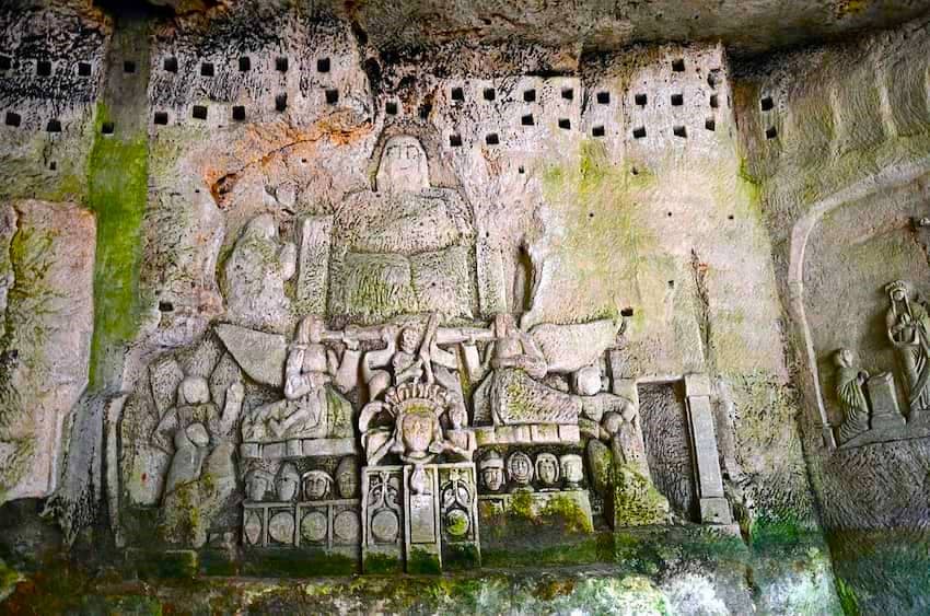 Bas relief dans la Grotte du Jugement Dernier de l'Abbaye de Brantôme ©Wikimedia Lamiot