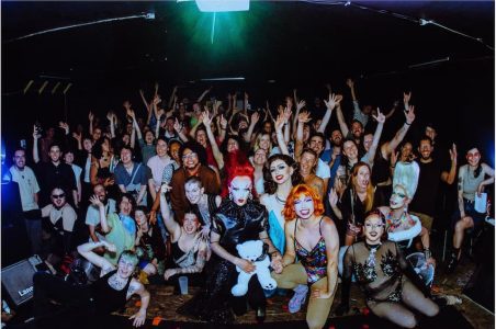 Elysée Moon et le du cast du drag show "Surprises" avec le public © @lescoeurs.sauvages