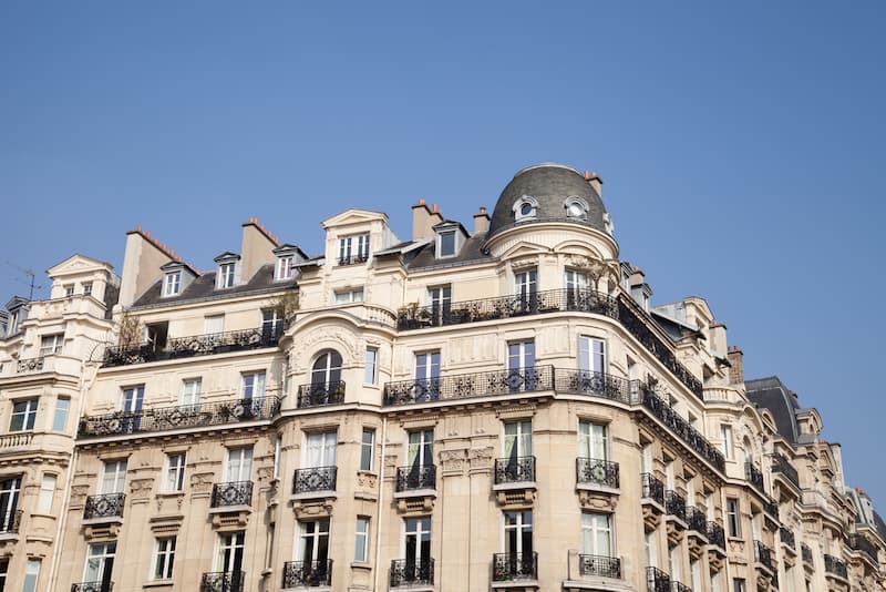 Immeuble parisien avec toit-dôme © bodhichita / Shutterstock