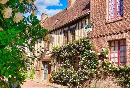 Le Village aux 1000 rosiers © Jean-Pierre His