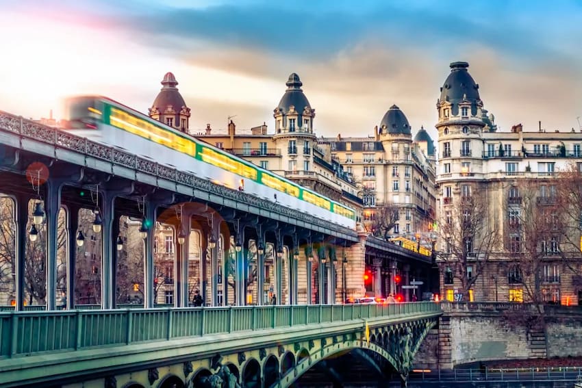 Metro parisien - Pont Bir Hakeim © Antoine2K / Shutterstock