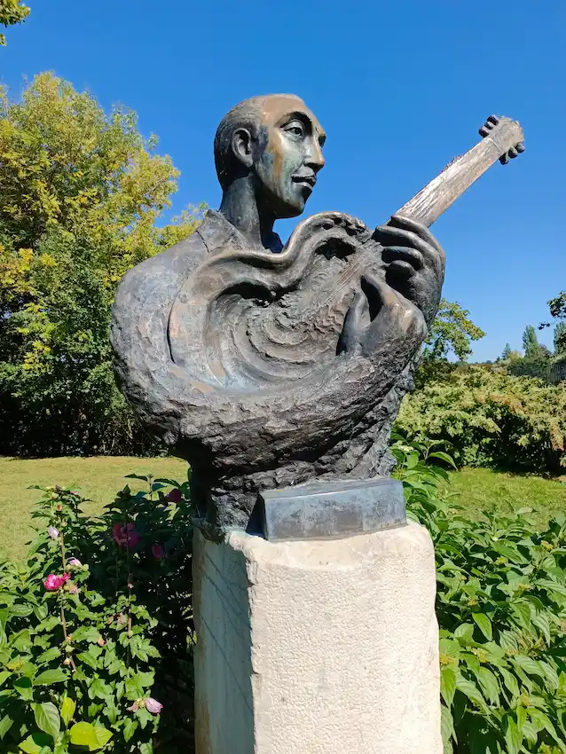 Statue de Django Reinhardt à Samois-sur-Seine © AC