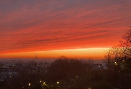 Coucher de soleil orange à Paris
