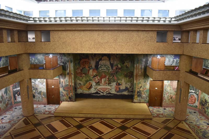 Vue de l'exposition permanente du palais de la Porte Dorée
