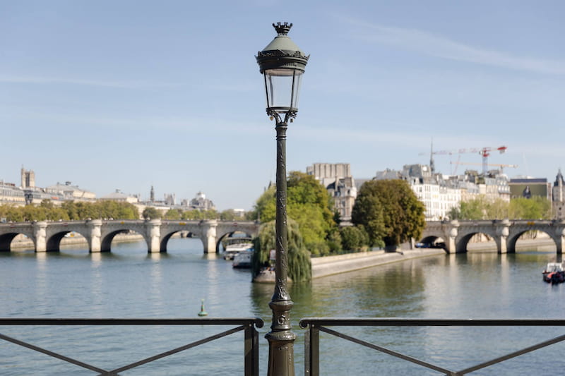 Un candélabre du pont des Arts - © Jean-Baptiste Gurliat / Ville de Paris