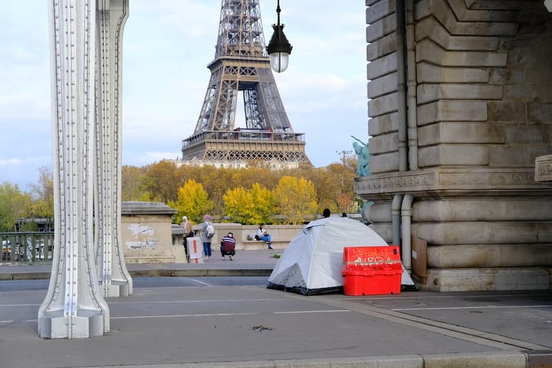 Une tente sous un pont de Paris, 2021 - © Shutterstock