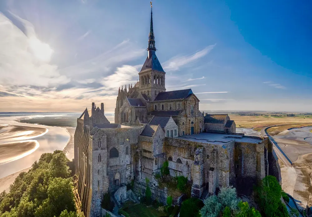 Abbaye du Mont-Saint-Michel, vue aérienne depuis le nord-ouest © Christian Gluckman / CMN