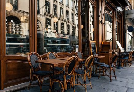 Terrasse de Bistrot © Ekaterina Belova / Adobe Stock