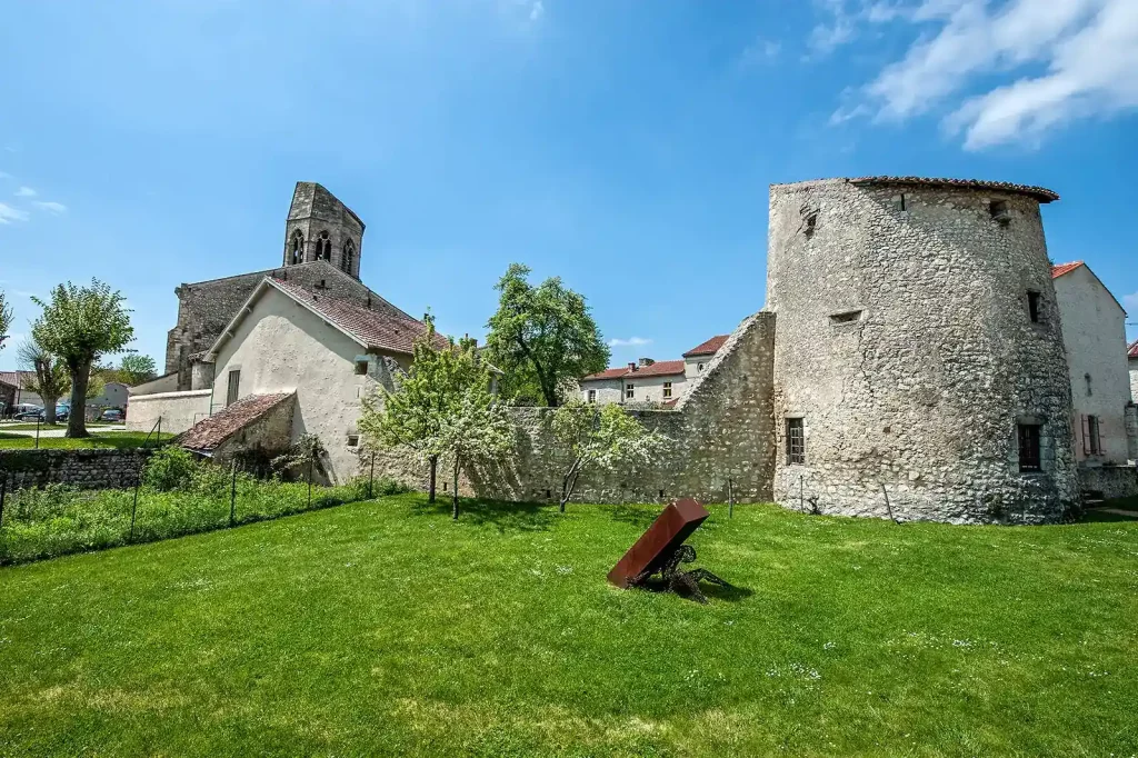 La Cour des Dames au cœur du village et l'église au clocher tronqué © Go Guides