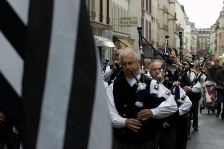 Défilé dans les rues - © Mission Bretonne