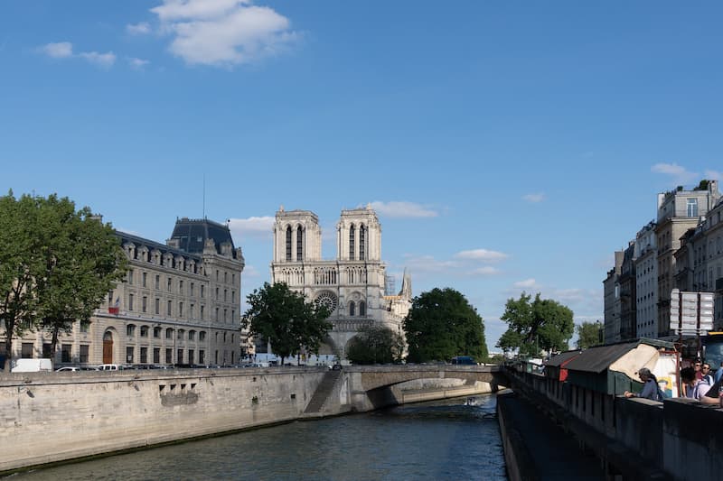 Le Petit-Pont-Cardinal-Lustiger devant Notre Dame © Claudine / Adobe Stock