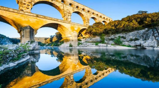 Reflet du Pont du Gard dans le Gardon