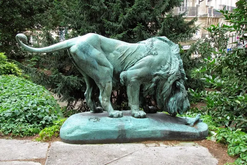 Statue Lion reniflant un cadavre © Daily Photo Stream