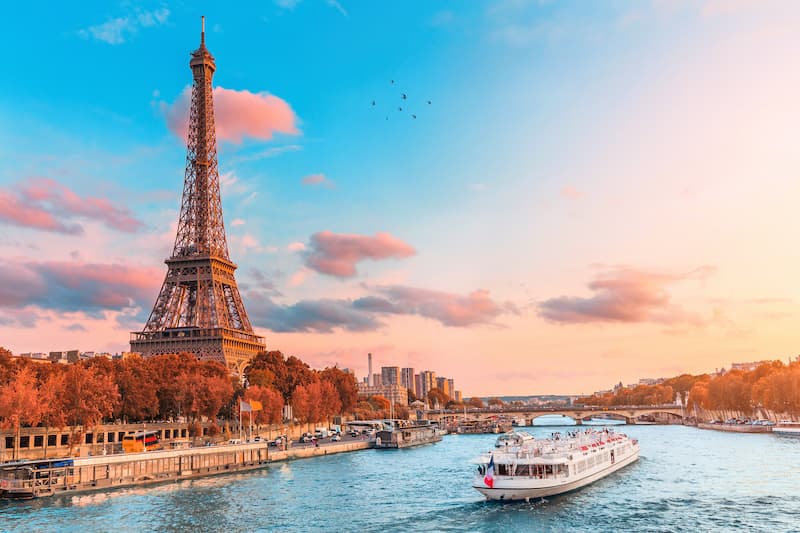La tour Eiffel - © EdNurg / Adobe Stock