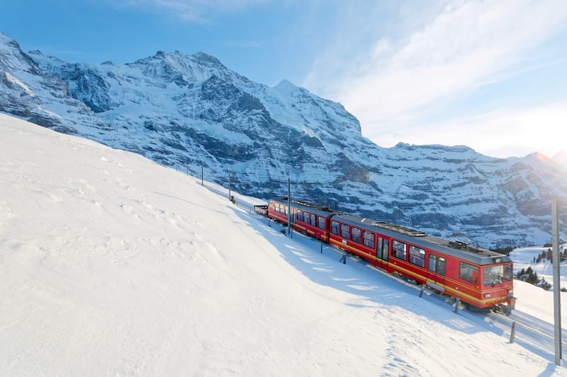 Un train de montagne sur le Jungfrau © AaronChenPS2 / Shutterstock