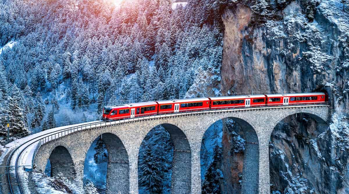 Train en Suisse © Guitar photographer / Shutterstock