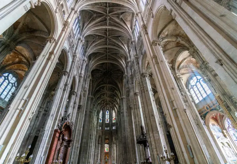 Une hauteur sous voûte (33m) supérieure à celle de Notre-Dame (29m) © Flickr