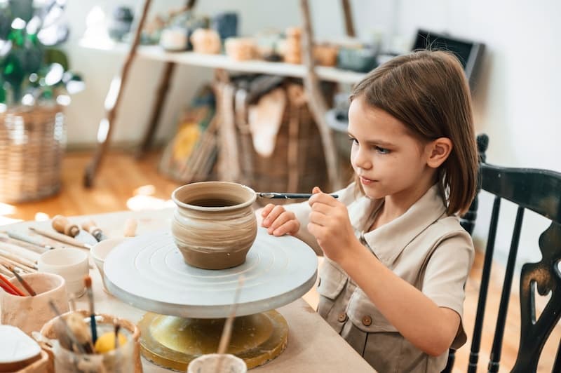 Cours de poterie pour enfant © standret / Adobe Stock