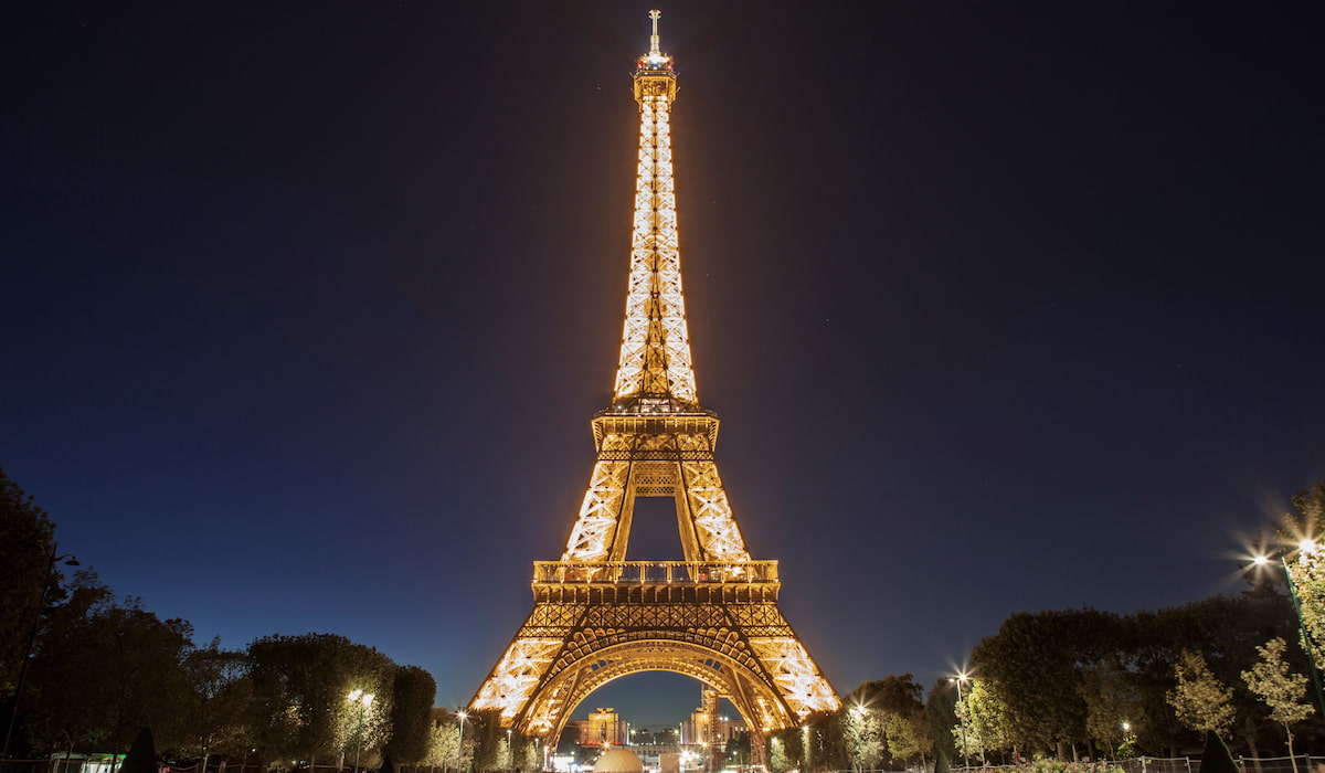 Tour Eiffel, vue de nuit - © Adobe Stock