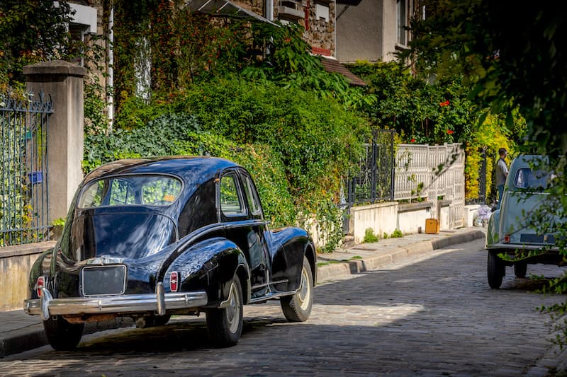Des anciennes voitures à la Campagne à Paris © JEROME LABOUYRIE / Adobe Stock
