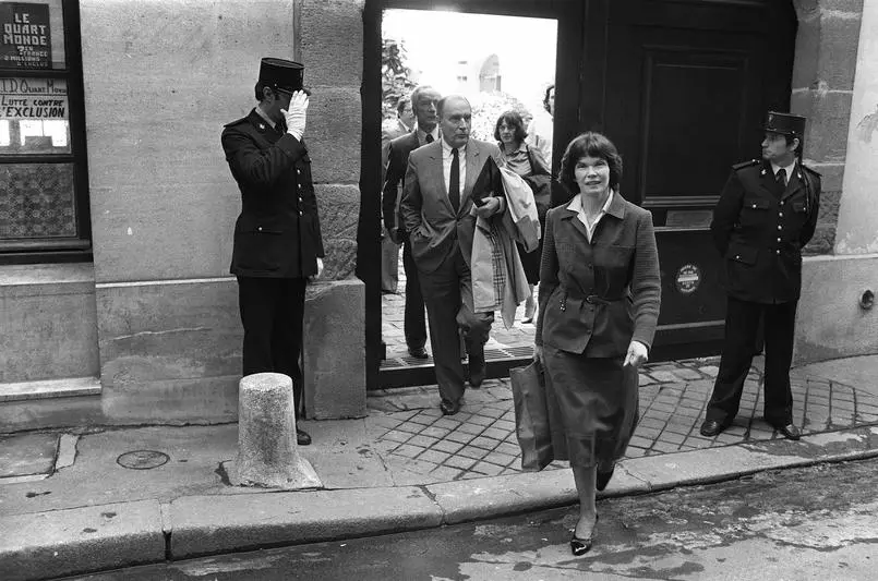 François Mitterrand sortant de son appartement rue de Bièvre © J.C. Delmas - AFP