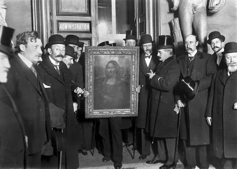 La Joconde fait son retour au Louvre en 1914 sous bonne garde © Roger-Viollet / Getty Images
