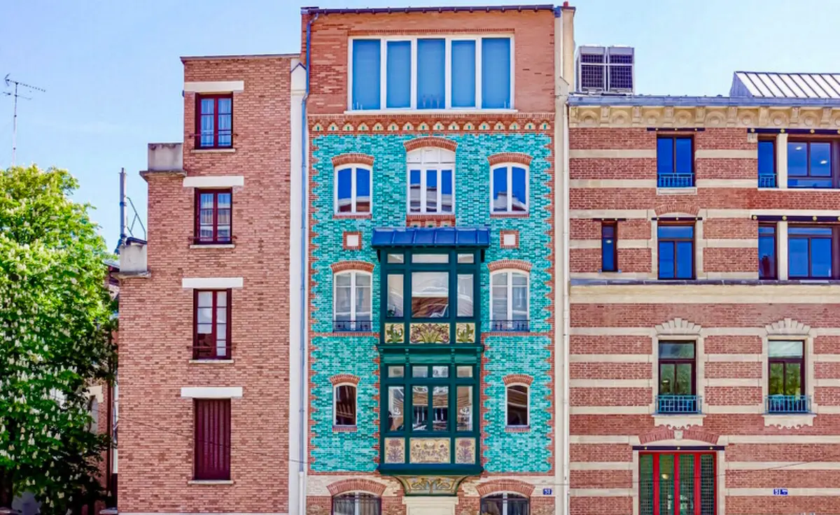 This magnificent Art Nouveau house is located on a street in Paris that has a lot of unusual buildings: do you know which ones?  -Paris is curvy