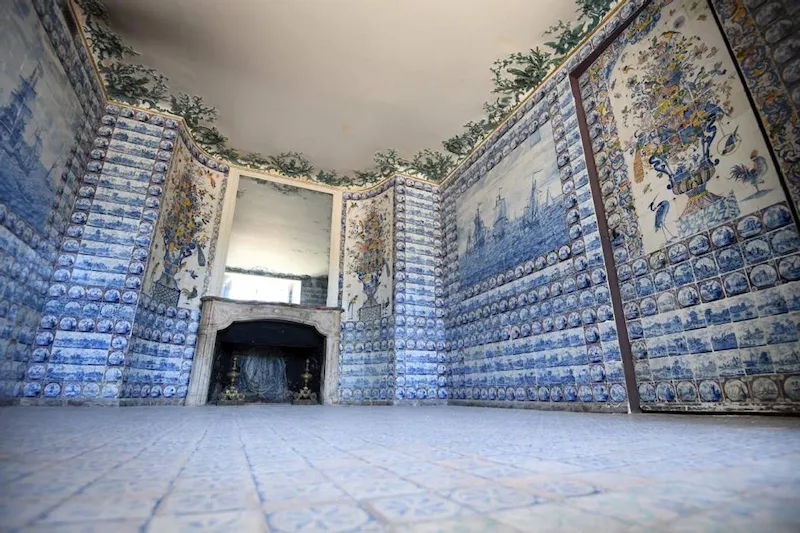 L’impressionnante salle de bain en faïences du comte de Toulouse © Quentin Reix