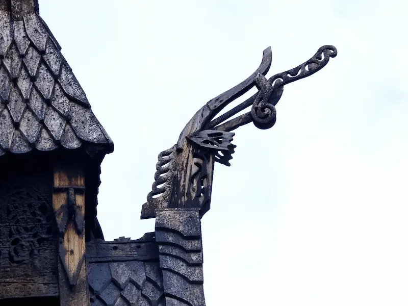 L’une des têtes de dragon qui trônent sur le toit de l’église © Flickr