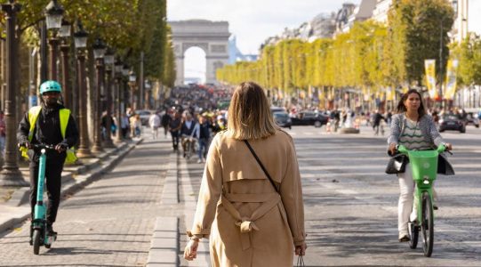 Les Champs-Élysées piétonnisés © Guillaume Bontemps / Ville de Paris