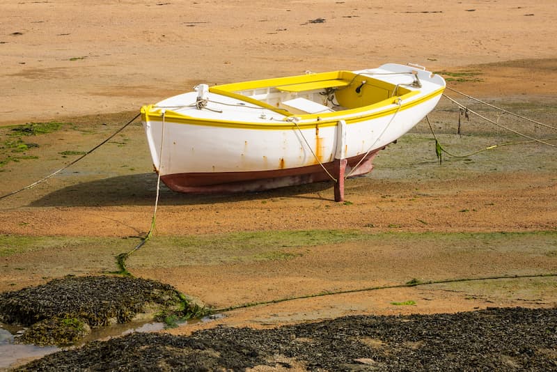 Un bateau au port de Ploumanac'h © ricok / Shutterstock