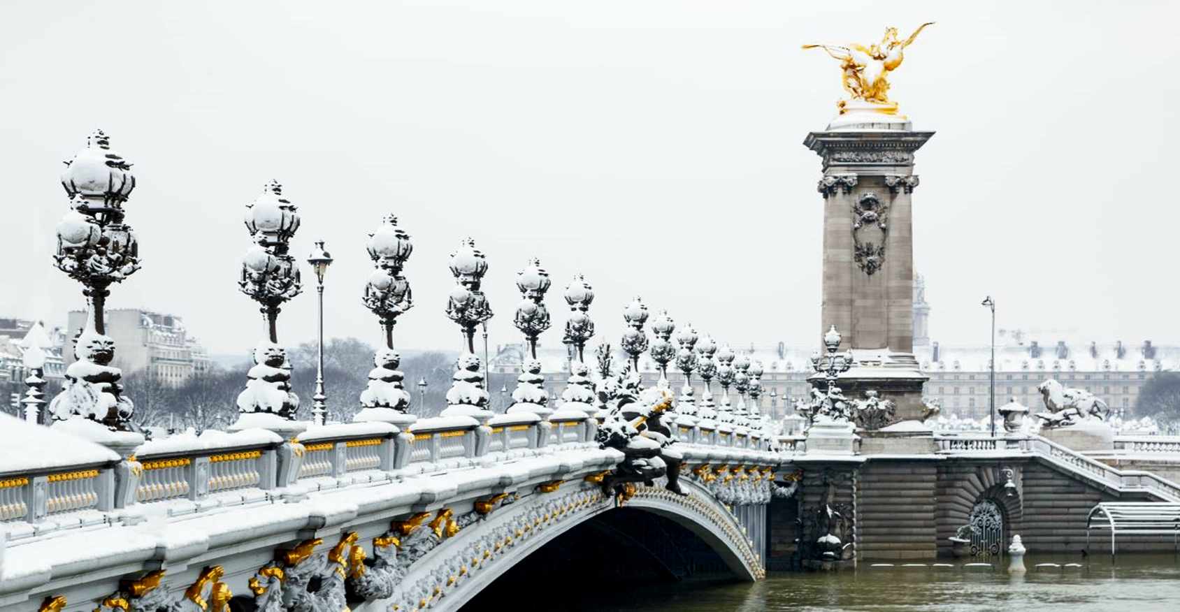 Paris sous la neige Pont Alexandre III © AdobeStock Lina Taravella