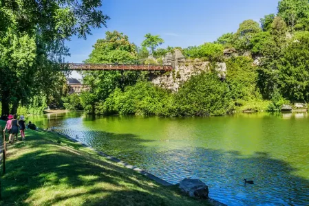 Passerelle suspendue du Parc des Buttes-Chaumont © Shutterstock