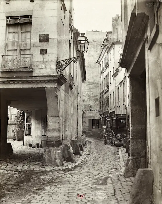 La rue Chanoinesse en 1865 par Charles Marville © Domaine public
