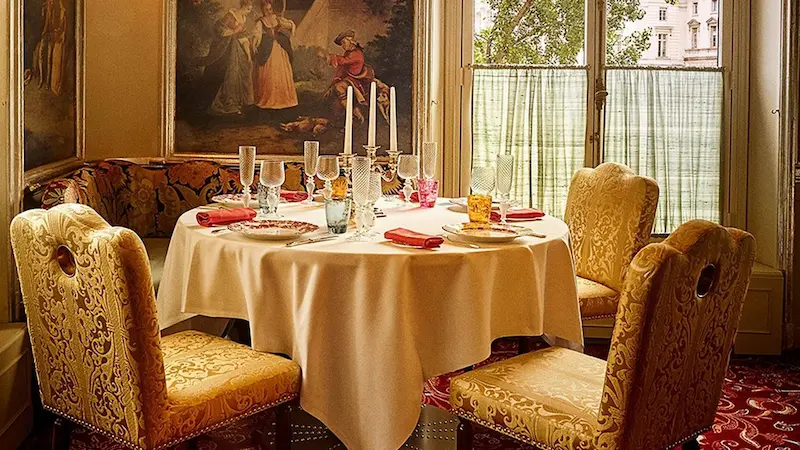 Un salon privé pour dîner dans le temps avec Zola, Hugo ou Hemingway © Matthieu Salvaing