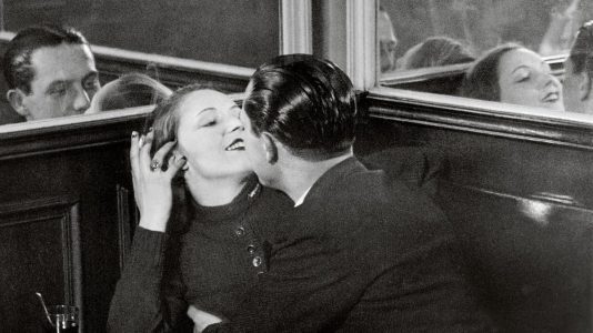 Brassaï, Couple d'amoureux dans un petit café