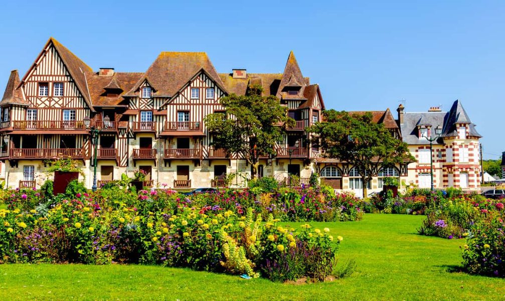 Quelle est cette jolie ville en bord de mer, à l’architecture Belle