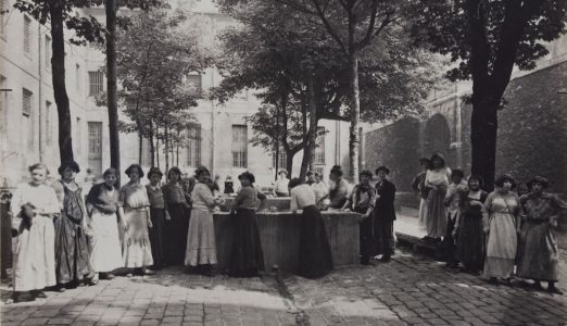 Maison d'arrêt et de correction de Saint-Lazare cour des filles valides, 1911. DR