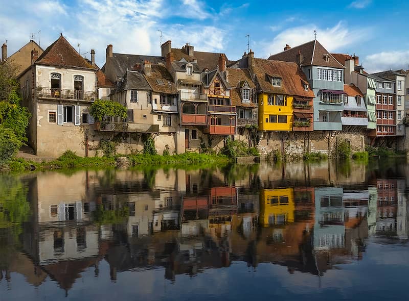 Argenton-sur-Creuse - reflets sur l'eau des maisons
