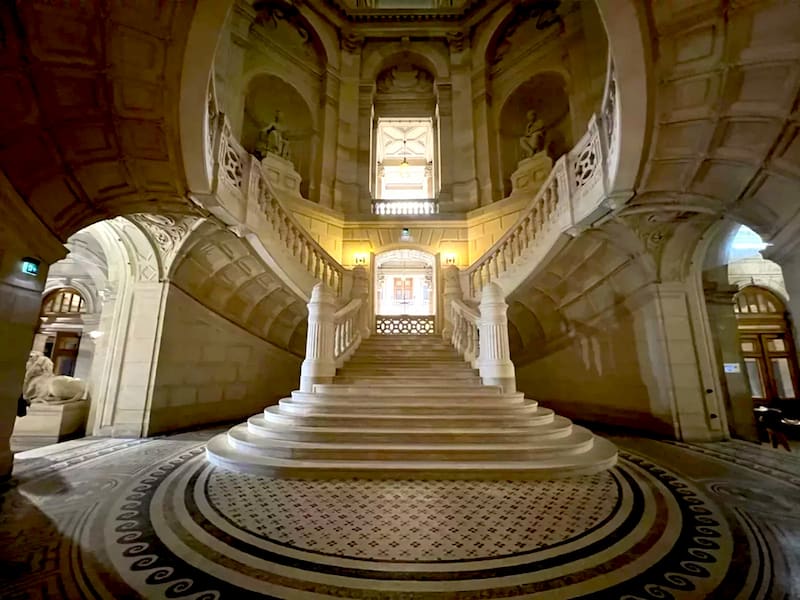 Escalier entrée Tribunal de commerce de Paris