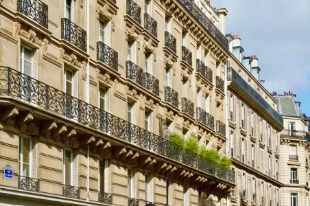 Immeubles haussmanniens à Paris © Adobe Stock