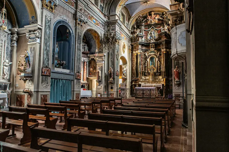 L’intérieur baroque de l’église Saint-Jean-Baptiste © Adobe Stock