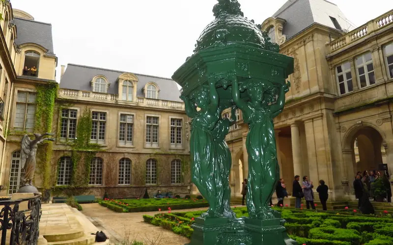 Plus d’une centaine de fontaines sont encore à Paris, dont celle du musée Carnavalet © LP / Eric Le Mitouard