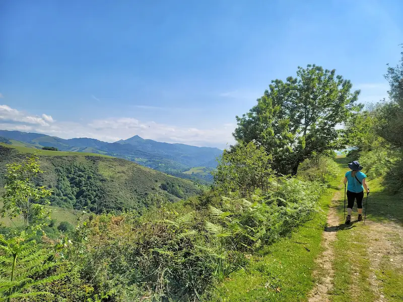 Prendre un peu de hauteur avec la randonnée de la Chapelle de l’Aubépine © Guide du Pays Basque
