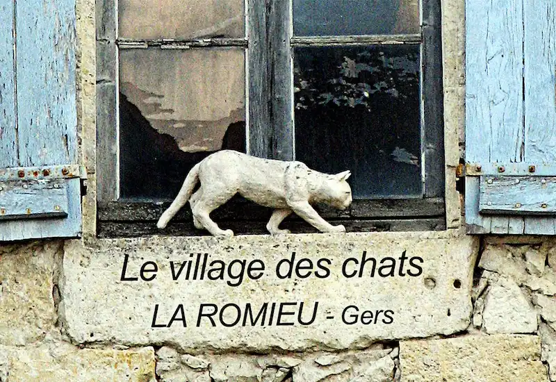 L’une des nombreuses sculptures de chats qui peuplent le village © Mairie La Romieu