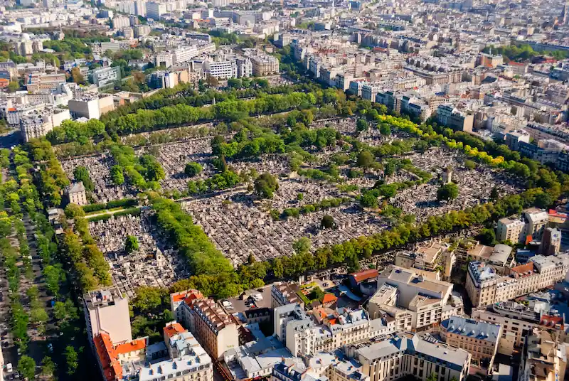 Vue aérienne du cimetière parisien © Adobe Stock