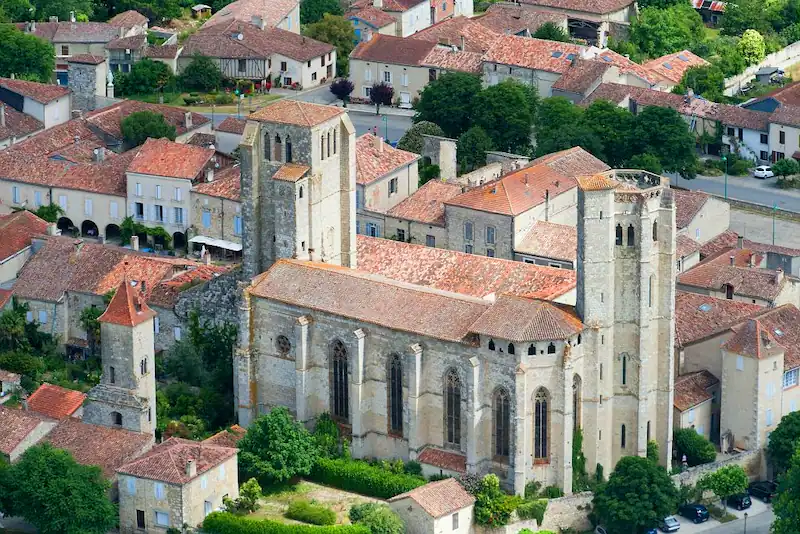 Vue aérienne de la Collégiale Saint-Pierre © Collection Tourisme Gers / Pierre Barthe