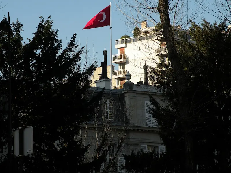 Le drapeau turc flotte fièrement sur ce monument historique depuis la fin de la Seconde Guerre mondiale © Pymouss