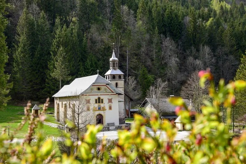 L’église de Notre-Dame de la Gorge, l’une des nombreuses merveilles du village © Office de Tourisme de Combloux